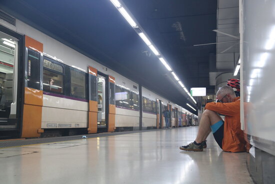A passenger waiting for a train at Barcelona's Sants station (by Albert Cadanet)